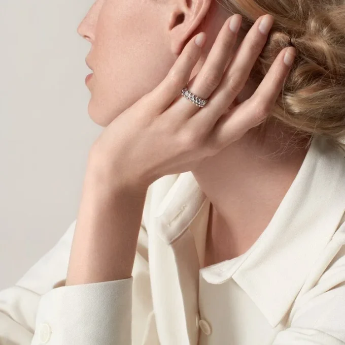 Anel Clash De Cartier Modelo Pequeno – Ouro Branco – Cartier