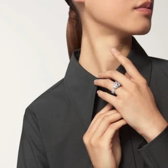 Anel Panthere De Cartier, modelo médio, semi-pavé