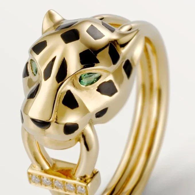Anel Panthere De Cartier – Ouro amarelo, laca, diamantes, granada tsavorita – Cartier