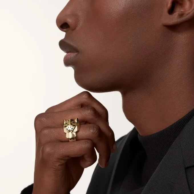 Anel Panthere De Cartier – Ouro amarelo, laca, granada tsavorita, ônix – Cartier