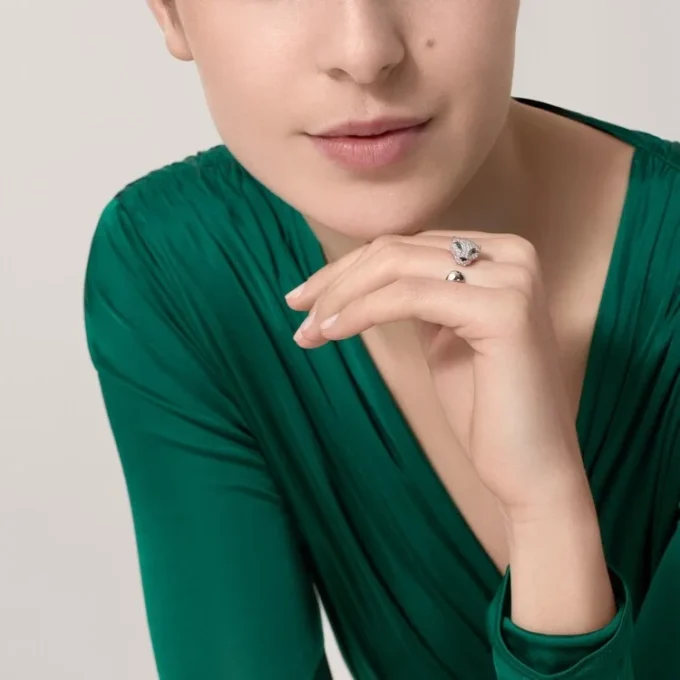 Anel Panthere De Cartier – Ouro Branco, Diamantes, Esmeraldas, Ônix – Cartier