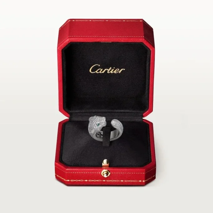 Anel Panthere De Cartier – Ouro Branco, Diamantes, Esmeraldas, Ônix – Cartier