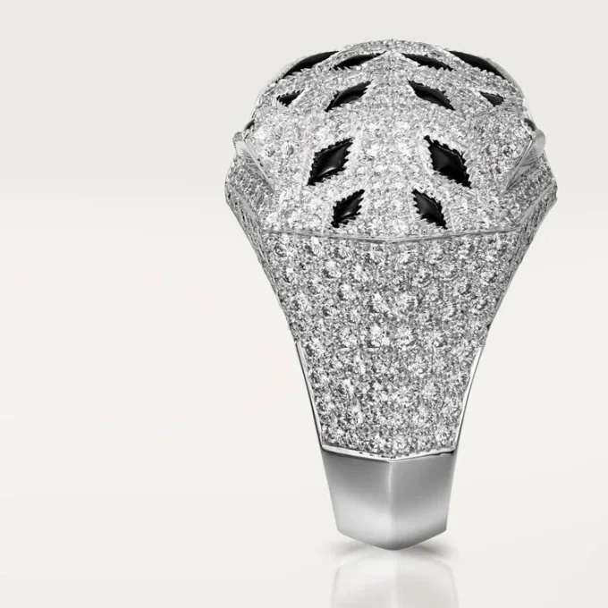Anel Panthere De Cartier – Ouro Branco, Diamantes, Esmeraldas, Ônix – Cartier