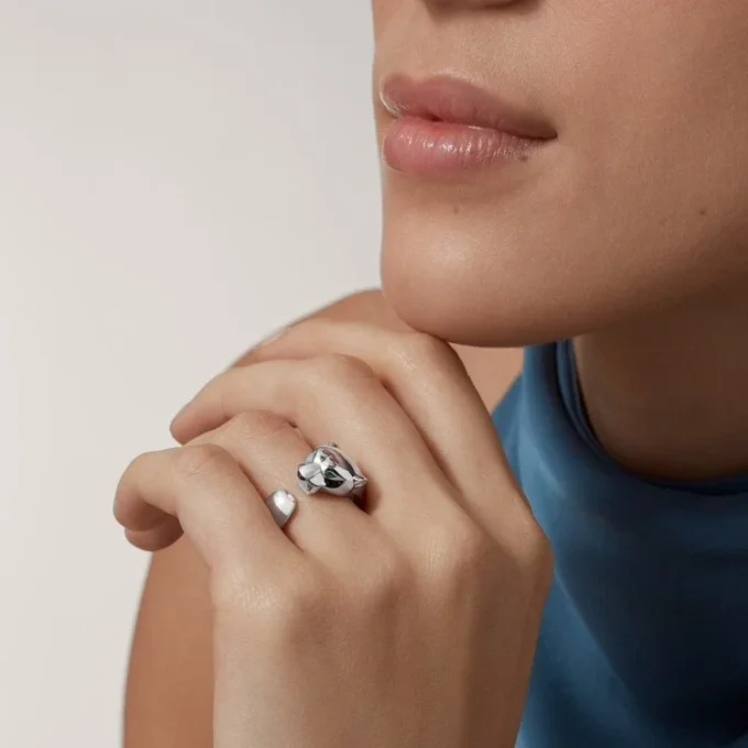 Anel Panthere De Cartier – Ouro Branco, Granadas Tsavoritas, Ônix – Cartier