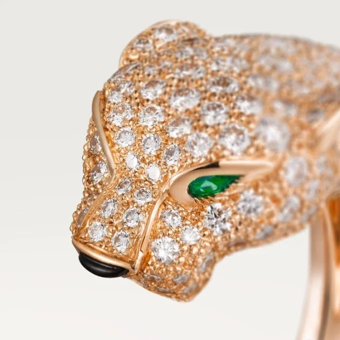 Anel Panthere De Cartier – Ouro rosa, diamantes, esmeraldas, ônix – Cartier