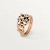 Anel Panthere De Cartier – Ouro rosa, granadas tsavoritas, ônix, laca preta, diamantes – Cartier