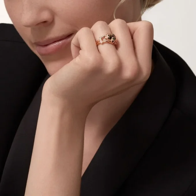 Anel Panthere De Cartier – Ouro rosa, granadas tsavoritas, ônix, laca preta, diamantes – Cartier