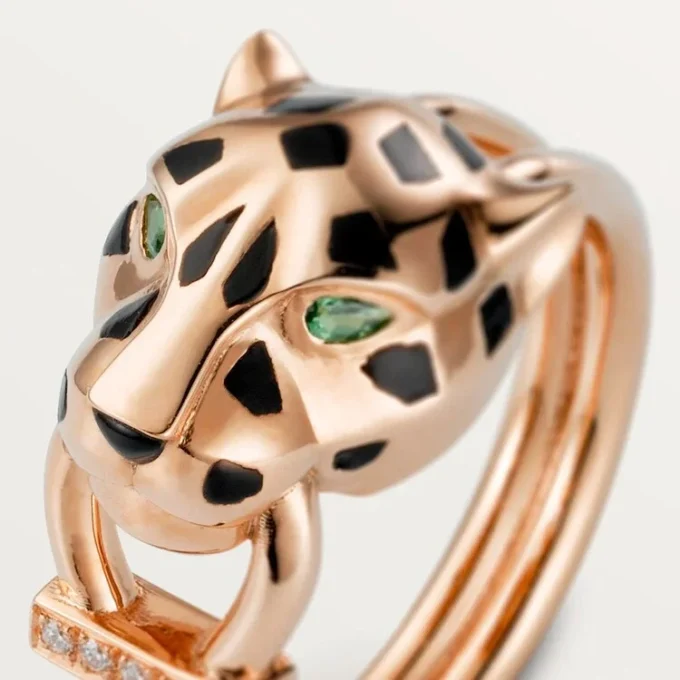 Anel Panthere De Cartier – Ouro rosa, granadas tsavoritas, ônix, laca preta, diamantes – Cartier