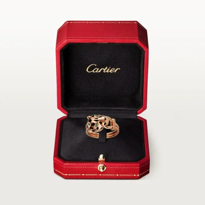 Anel Panthere De Cartier – Ouro rosa, granadas tsavoritas, ônix, laca preta, diamantes – Cartier