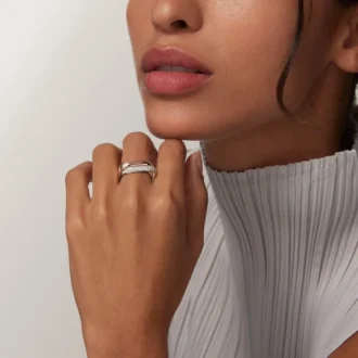 Anel Trinity, em forma de almofada, modelo médio, semi-pavé