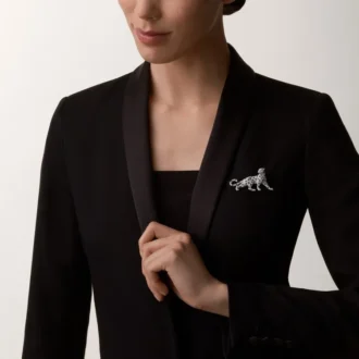 Broche Panthere De Cartier – Ouro Branco, Esmeraldas, Ônix, Diamantes – Cartier