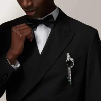 Broche Panthere De Cartier – Ouro Branco, Esmeraldas, Ônix, Diamantes – Cartier