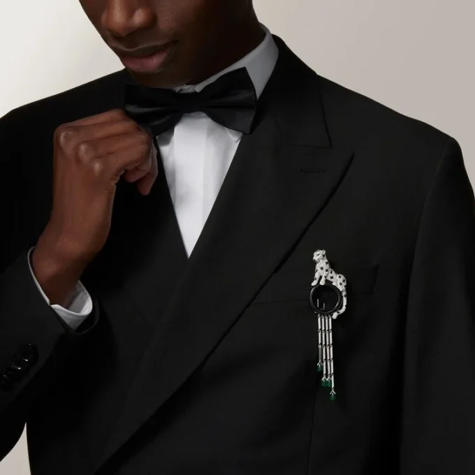 Broche Panthere De Cartier – Ouro Branco, Esmeraldas, Ônix, Diamantes – Cartier
