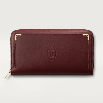Carteira Internacional com Fecho, Must De Cartier – Pele de bezerro cor de vinho, acabamento dourado – Cartier