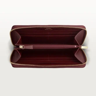 Carteira Internacional com Fecho, Must De Cartier – Pele de bezerro cor de vinho, acabamento dourado – Cartier