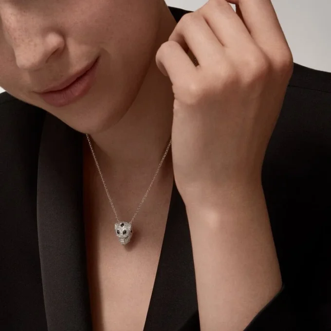 Colar Panthere De Cartier com diamantes, ouro branco | Cartier EUA
