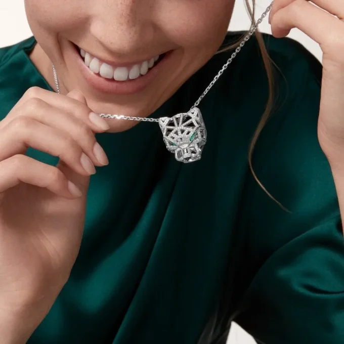 Colar Panthere De Cartier – Ouro Branco, Esmeraldas, Diamantes, Ônix – Cartier