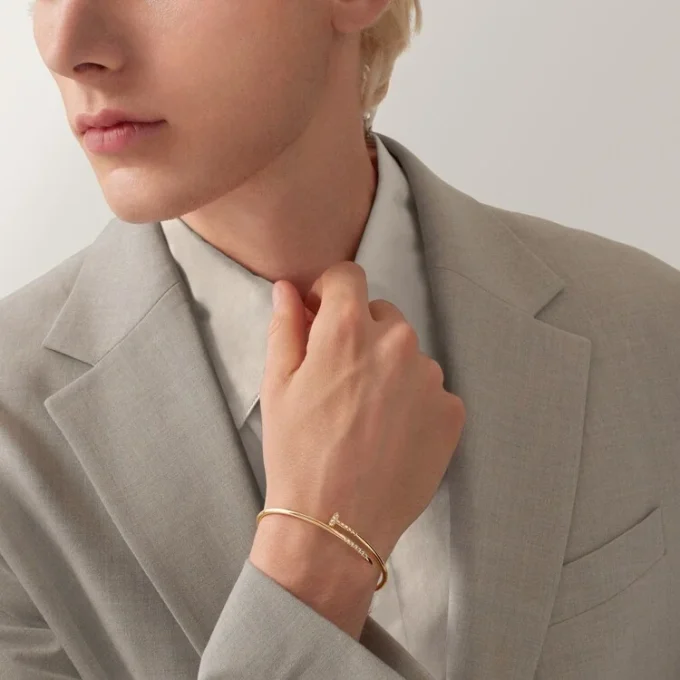 Pulseira Juste Un Clou, modelo pequeno, diamantes com cravação invertida