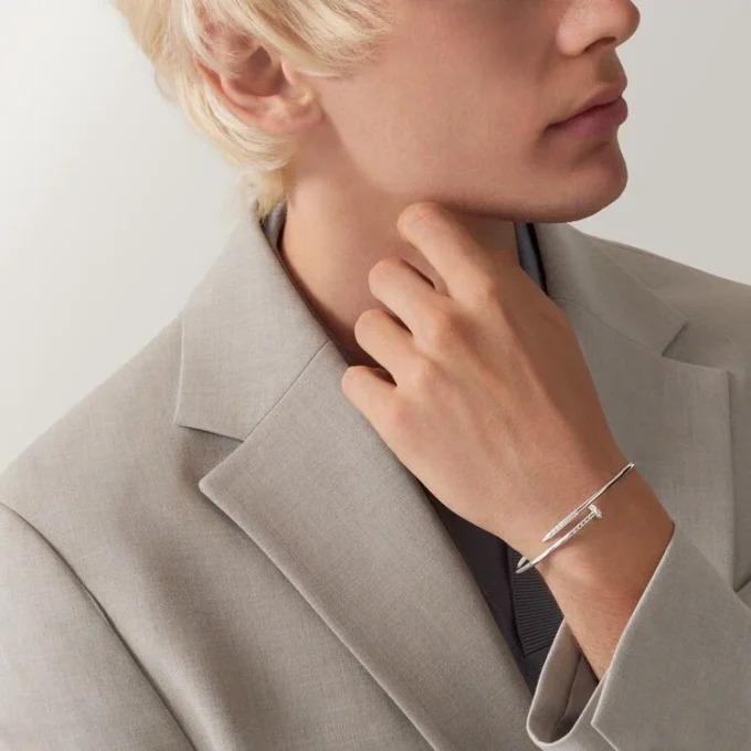 Pulseira Juste Un Clou, modelo pequeno, diamantes com cravação invertida