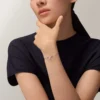 Pulseira Love, com corrente
