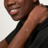 Pulseira Love, em corrente, semi-pavimentada