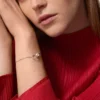 Pulseira Love, em corrente, semi-pavimentada