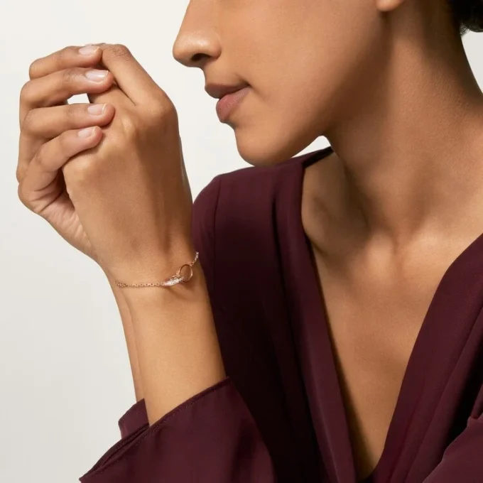 Pulseira Love, em corrente, semi-pavimentada