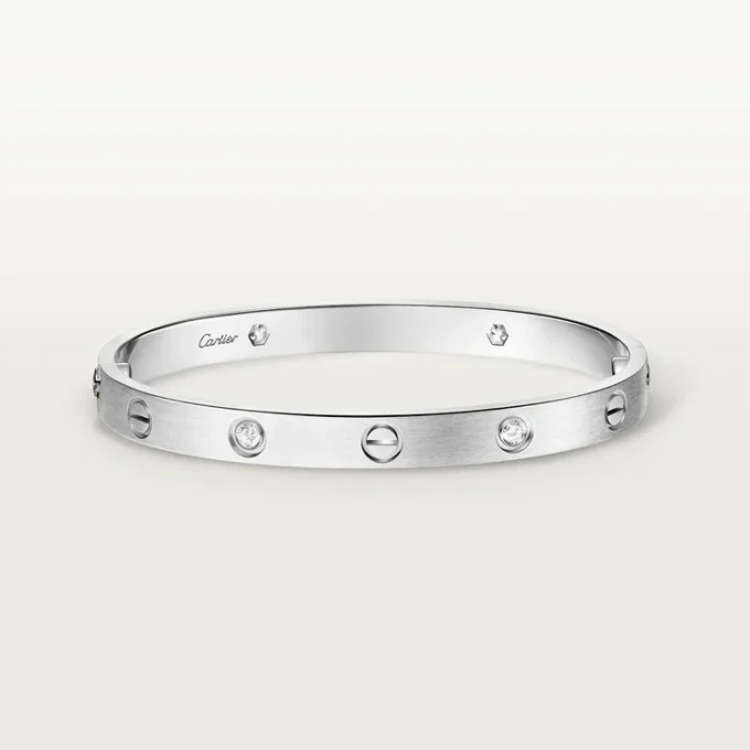 Pulseira Love, Modelo Clássico, Acabamento Escovado, 4 Diamantes