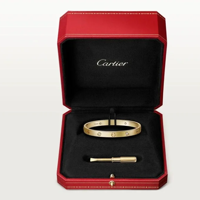 Pulseira Love, Modelo Clássico, Acabamento Escovado, 4 Diamantes