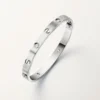 Pulseira Love, Modelo Clássico, Acabamento Escovado, 4 Diamantes