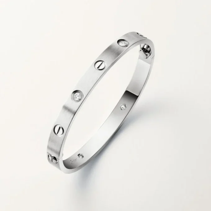 Pulseira Love, Modelo Clássico, Acabamento Escovado, 4 Diamantes