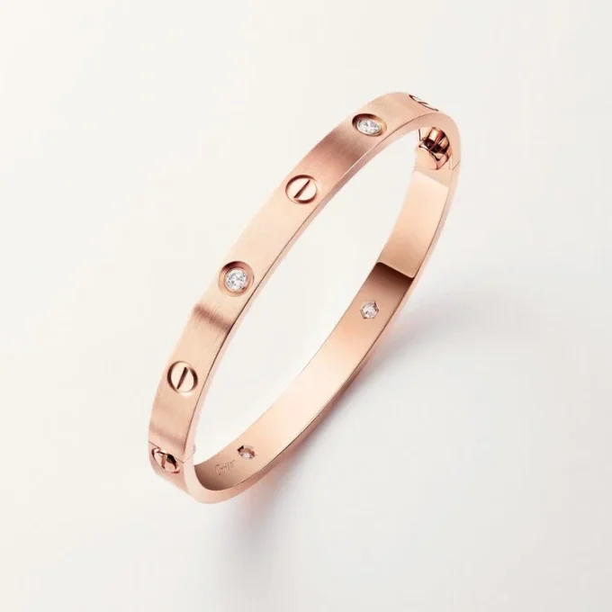 Pulseira Love, Modelo Clássico, Acabamento Escovado, 4 Diamantes