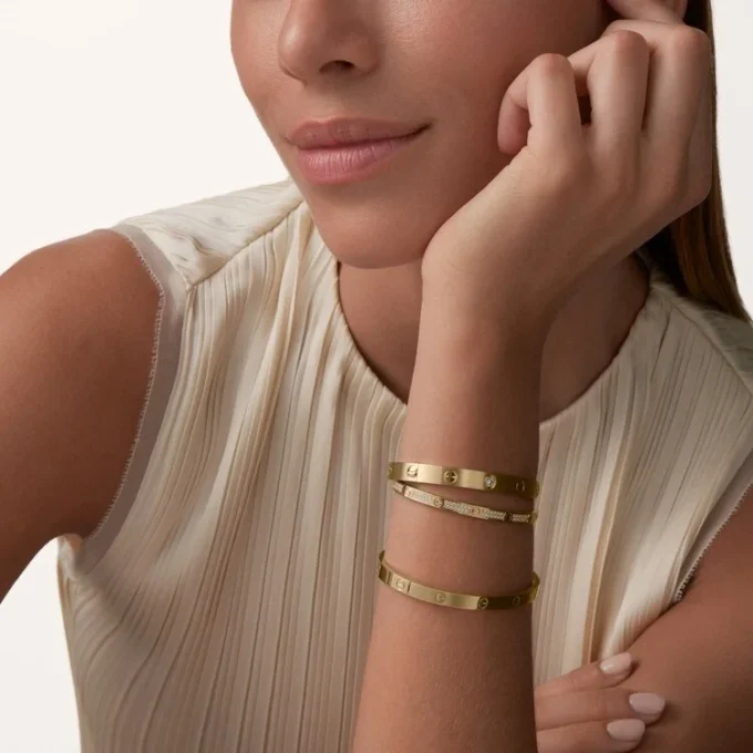 Pulseira Love, Modelo Clássico, Acabamento Escovado, 4 Diamantes