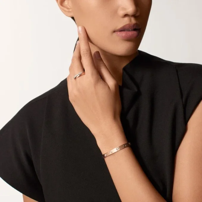 Pulseira Love, Modelo Clássico, Acabamento Escovado, 4 Diamantes