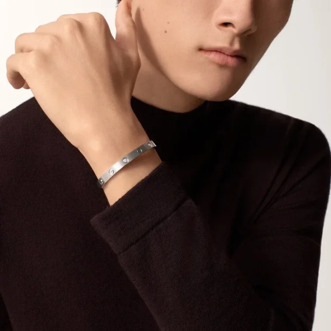 Pulseira Love, Modelo Clássico, Acabamento Escovado, 4 Diamantes