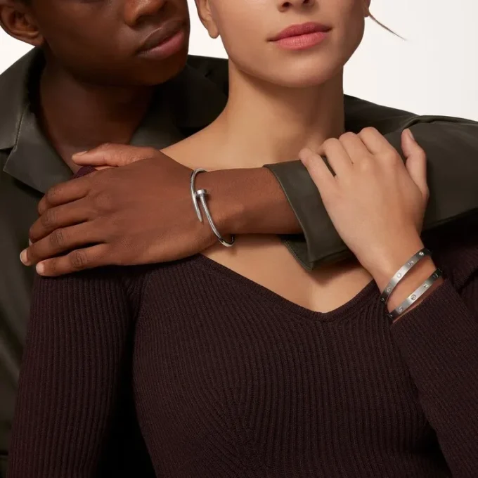 Pulseira Love, Modelo Clássico, Acabamento Escovado, 4 Diamantes