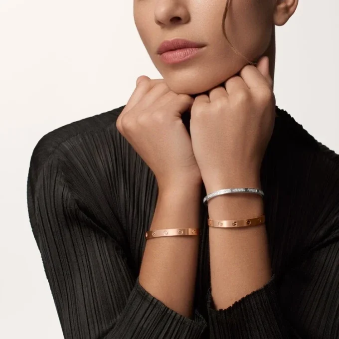 Pulseira Love, Modelo Clássico, Acabamento Escovado, 4 Diamantes