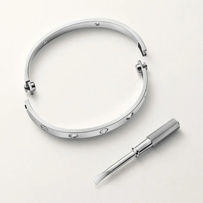 Pulseira Love, Modelo Clássico, Acabamento Escovado, 4 Diamantes
