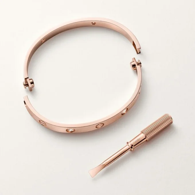 Pulseira Love, Modelo Clássico, Acabamento Escovado, 4 Diamantes
