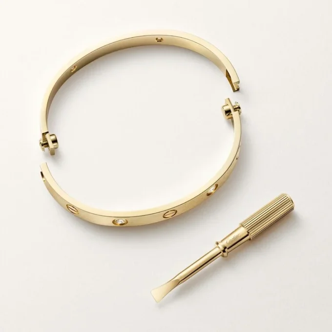 Pulseira Love, Modelo Clássico, Acabamento Escovado, 4 Diamantes
