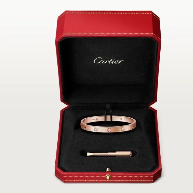 Pulseira Love, Modelo Clássico, Acabamento Escovado, 4 Diamantes